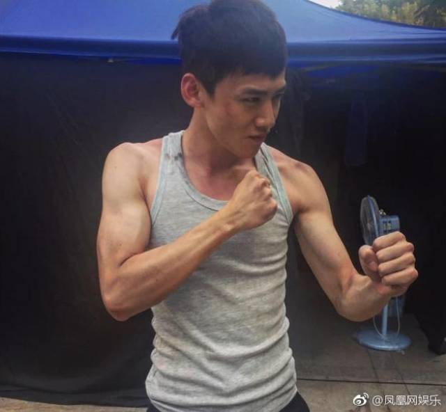 白敬亭和许魏洲合影和ins上身材反差太大这手臂和腿认真的吗