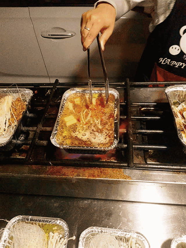 麻辣味可以制作多种食材,下方取部分食材制作演示,秘制酱料制作,选用