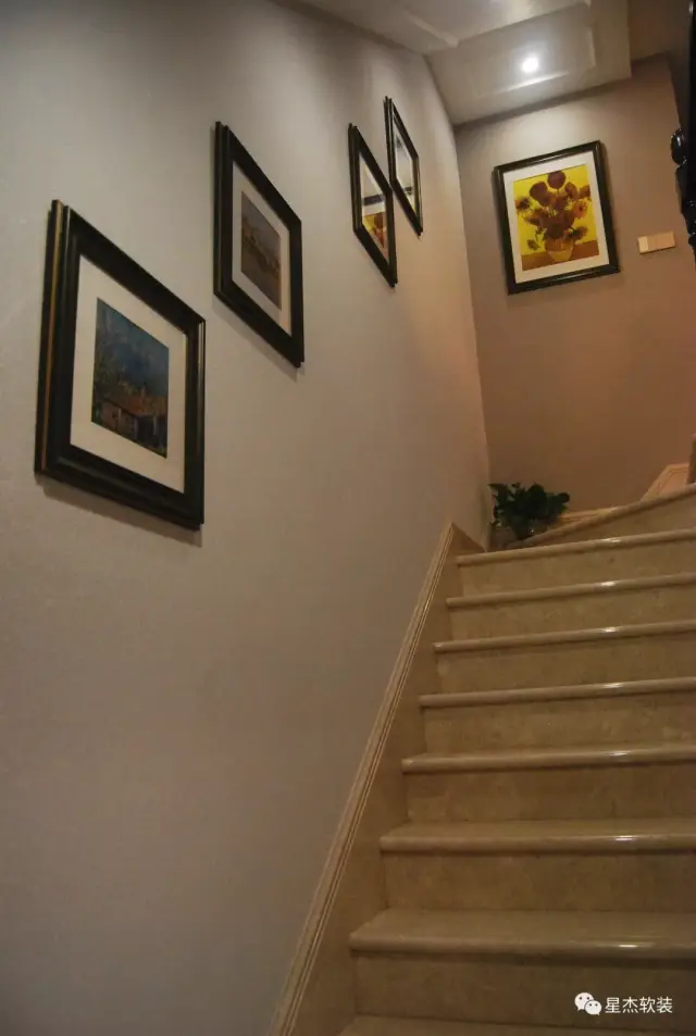 楼梯长而窄,依据整体家装风格,楼梯灰色背景建议挂《世界名画系列