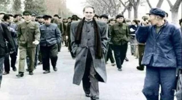 上世纪60年代,军便服大行其道,黄军装,黄军帽,红袖章,黄挎包成了"