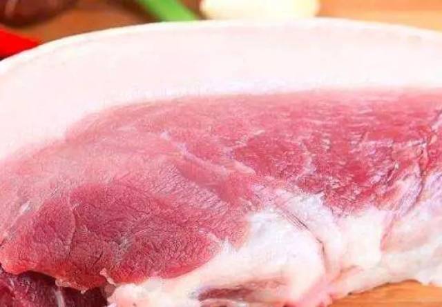 有猪肉的色泽;不新鲜的肉馅v猪肉病死呈暗红色;过度猪肉光泽暗红或猪白色加皮冻图片