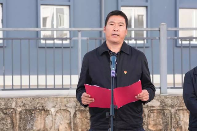 思茅区政府副区长郑金雄介绍思茅区2018年易地扶贫搬迁工作开展情况