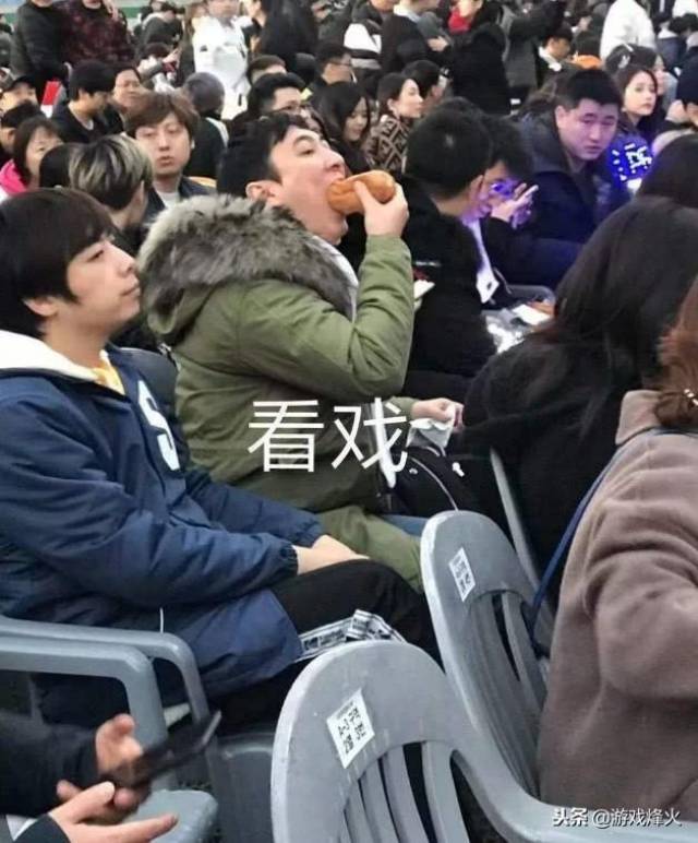 王思聪"吃热狗"表情包变成情侣头像,网友:心疼校长3秒