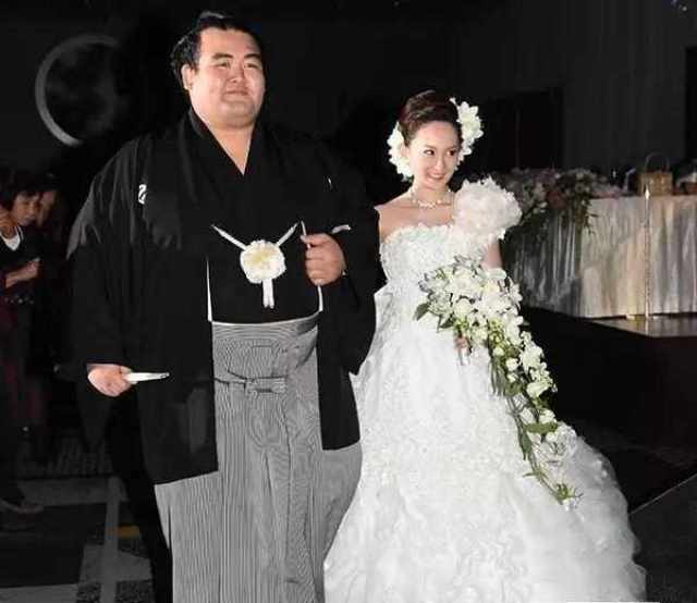 相扑运动员老婆都很漂亮,妻子愿意献身一辈子,网友:因为过瘾