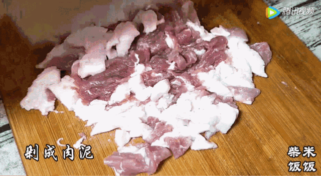 冬瓜肉丸汤,汤味鲜美,肉丸没有肉味的腻,反而爽滑有嚼劲.
