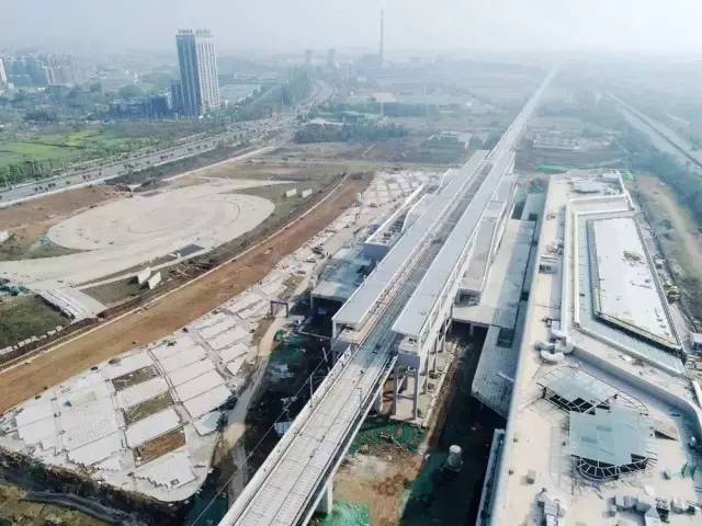 经新津与拟建的双流机场第二高速形成互通后进入邛崃