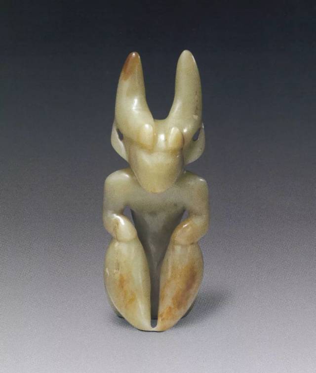 一件红山文化玉神人像,形制与此拍品相似,现藏于美国克里夫兰博物馆