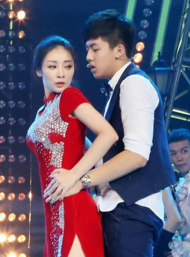 柳岩上综艺节目跳舞开叉,遭男伴上下其手,一个