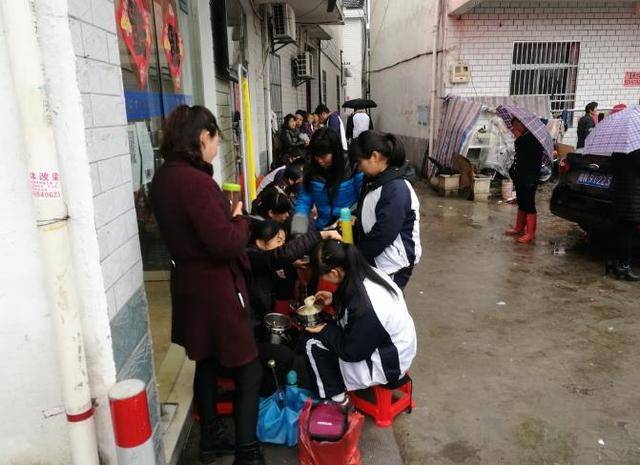 毛坦厂"陪读母亲"一年净赚过百万惹争议,网友:这钱花得很划算