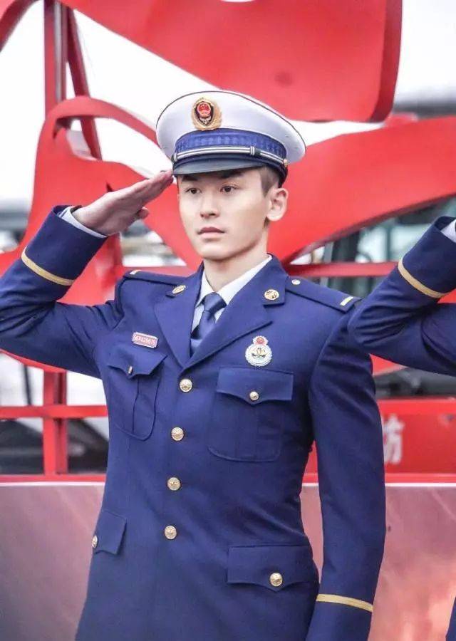 穿上消防服,黄晓明有点怂
