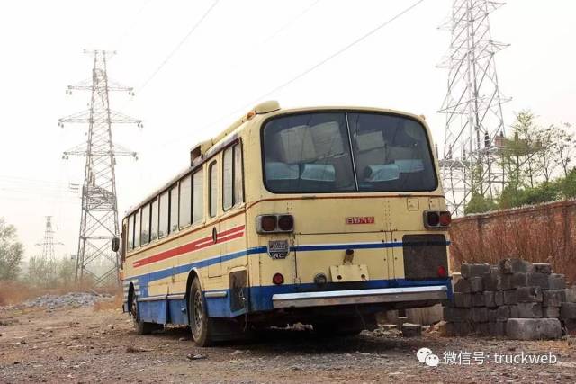 上世纪80年代的日野rc大客车 它曾是国内进口旅游车的