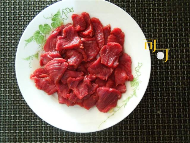 2,牛肉先竖切条状,再切成薄片,有筋膜的部分尽量剔除,牛肉片要切得