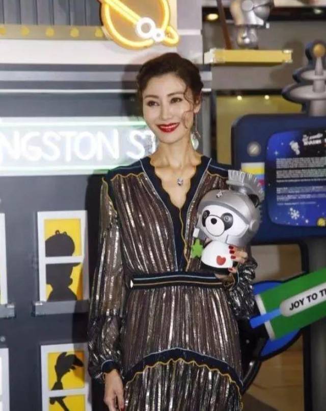 李嘉欣50岁复出,真是不给90后小花留活路