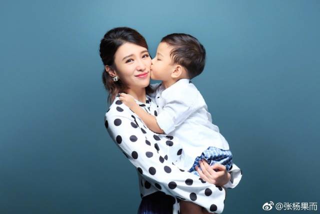 张杨果而晒老公和儿子合影,巧克力吻妈妈样子可爱,一家人好幸福