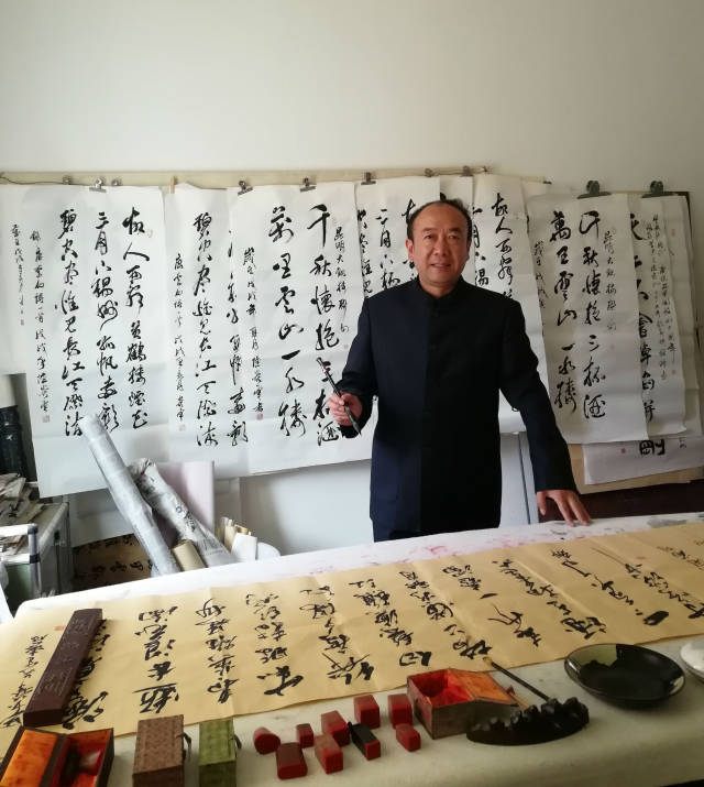 1990年入选中国书协,中国硬协1991年云南省政府政协画院特聘书法家