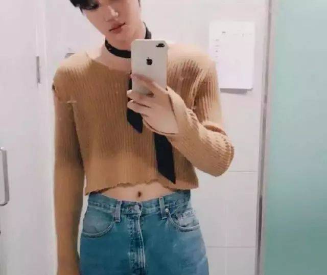 韩娱圈挑战过"露肚装"的男偶像,露出肚子短上衣不是女