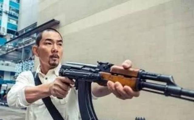 新中国悍匪录:香港贼王叶继欢,ak47力压港警,越狱再出手遭黑枪