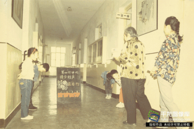 com ) 千龙网记者 陈健男摄 上层照片为1990年学生们认真履行小黄帽