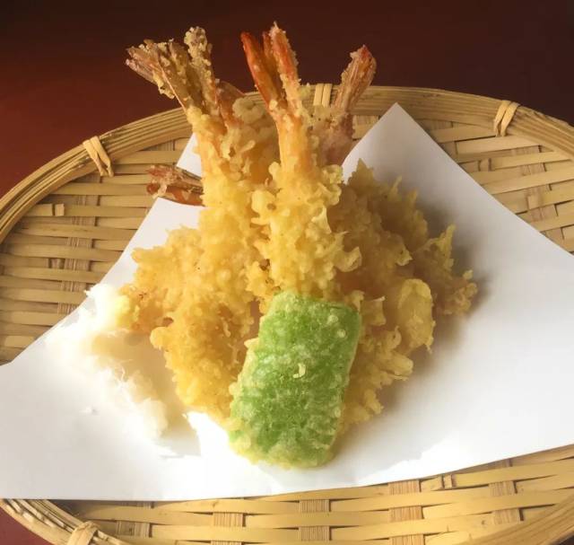 天妇罗炸虾,又薄又脆的面皮裹着新鲜饱满的虾肉,一口咬下去真的十分