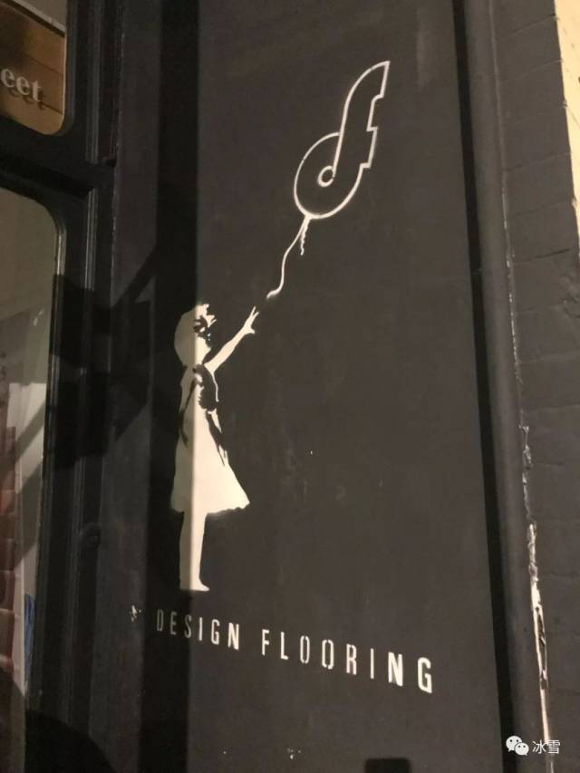 一家商店外的