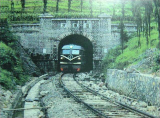 湿风钻打眼 1957年—川黔线凉风垭隧道,是我国建国后修建的第一座