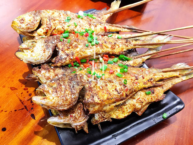 烤黄花鱼外酥里嫩,感觉拿一条都可以啃完.