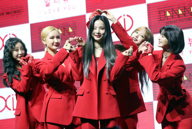西装长裤小短靴,女团exid五位成员同款造型现身,竟穿出不同风格