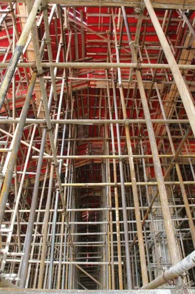 这是某工地8米高模板支撑体系,现场已施工部分存在如下问题与方案