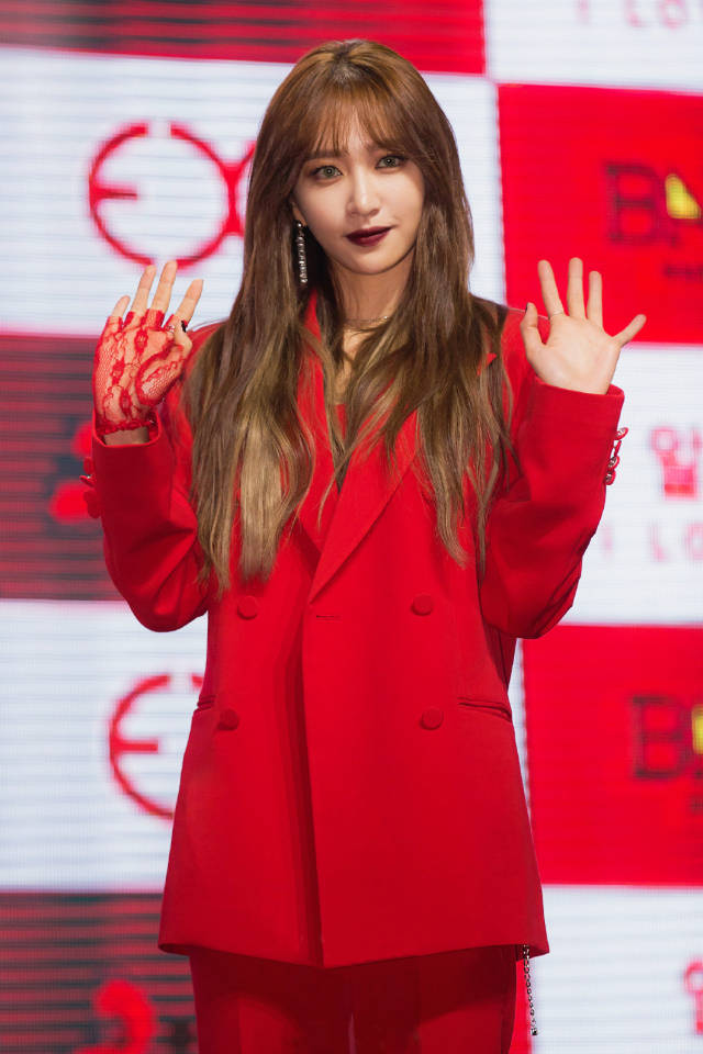 西装长裤小短靴,女团exid五位成员同款造型现身,竟穿出不同风格