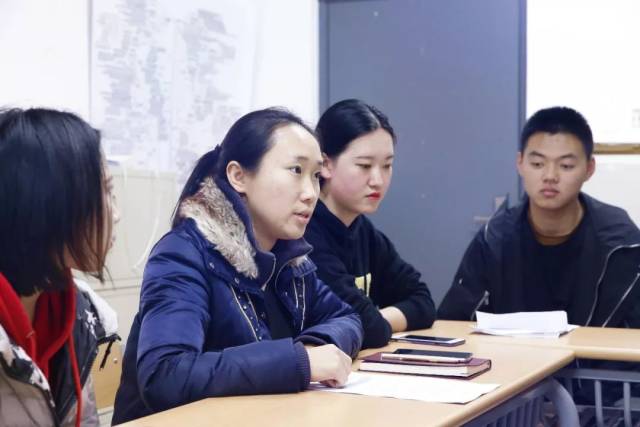 我系李萌老师在与同学们交流心得体会