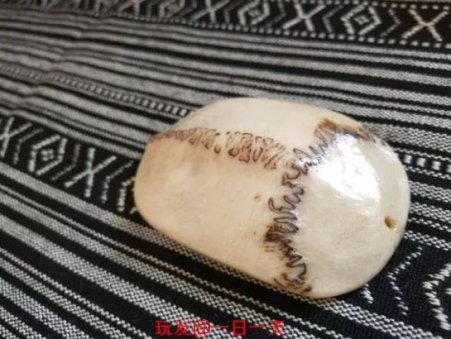 当三界牌也可作为文玩佩戴的装饰品,有趋利避害,驱灾辟邪之功效.