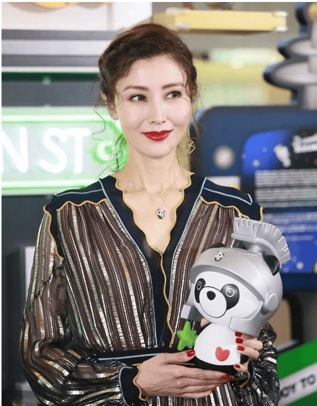 李嘉欣近照:面部发福,女神也敌不过岁月,网友:这苹果肌有点假