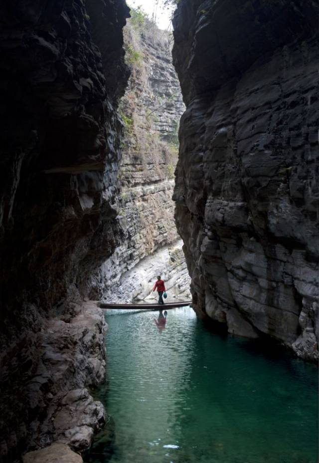 峨眉山一线天在洪椿坪下,清音阁后,今已成旅游热点,世人皆知.