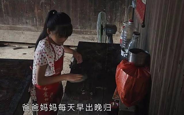 《变形计》最穷的农村女孩,当看到她的行李箱时,忍不住泪崩