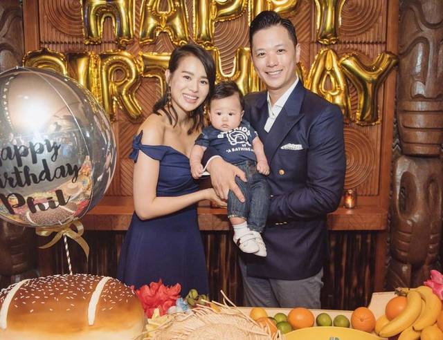 胡杏儿一家三口出游,与老公度假住豪华别墅,网友:贫穷