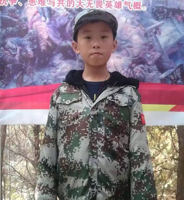黄飞图片身穿一件迷彩长裤,卷着穿着管,女孩大初中哥哥马夹肚脐图片
