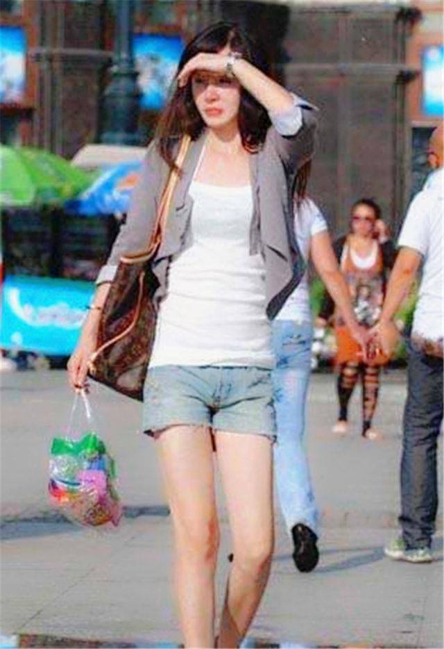 街拍:都说哈尔滨美女如云,今日闻风一见,货真价实,不吹不黑!