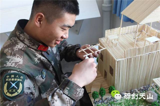 屈明锐作品:五星红旗 经过紧张激烈的比拼,最终,下士方世玉的作品"