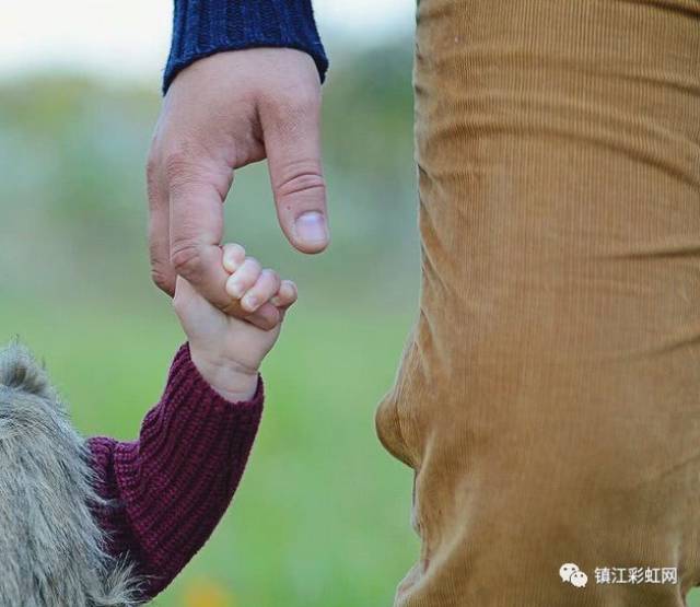 泪目!单身母亲为让年幼女儿有完整家庭,竟雇人