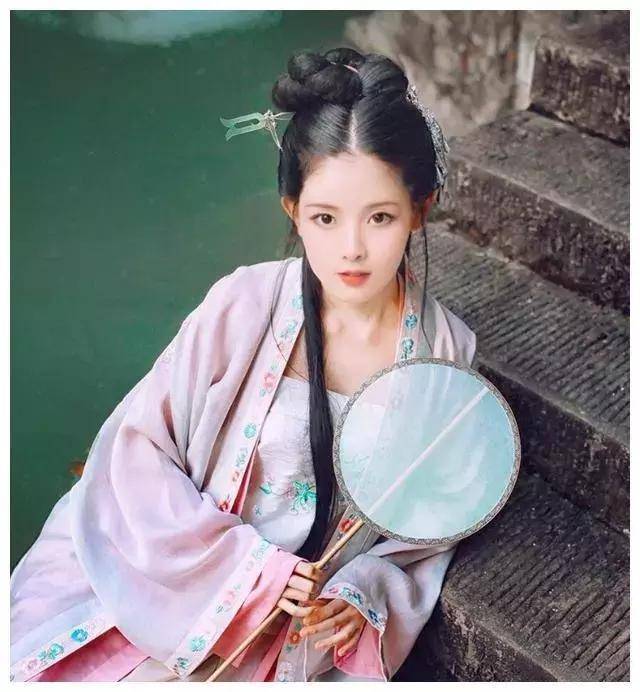 说起古装美女,也有很多女明星的古装都很惊艳.