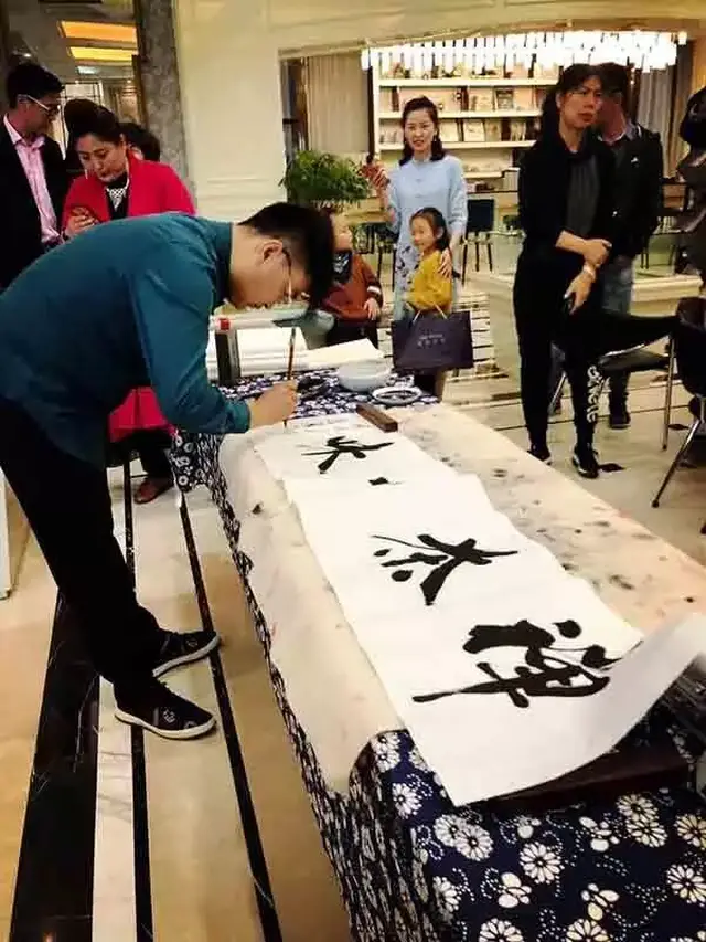 及至中年,拜以中国隶书大家闫培福先生门下～书法日臻,仍临池不辍
