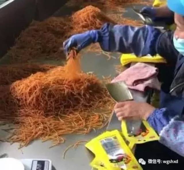 辣条真是垃圾食品吗?看看生产过程吧,可以放心吃了!