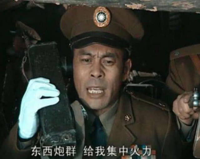 《亮剑》同是下令开炮,旧版楚云飞用"大哥大",新版却用这个?