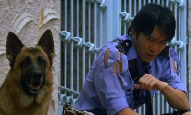 影片中"神级客串",周星驰牵警犬太经典,而他"实名制"出演!