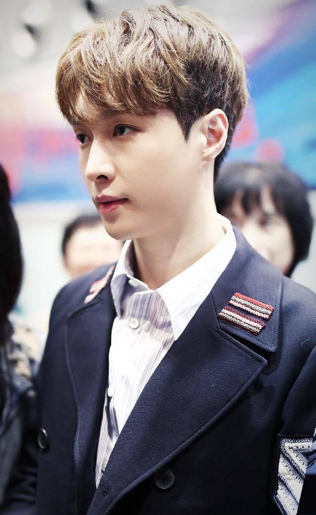 张艺兴的机场街拍一览!从小奶狗到高中生制服,呆萌霸道一应俱全