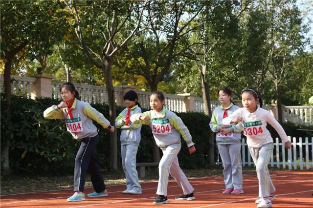 在阳光下快乐奔跑 ——青村小学举行第十六届学生运动