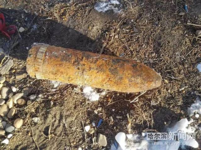 北安锦河农场居民屋后空地挖出半米多长遗留大炮弹丨警方提醒:一旦