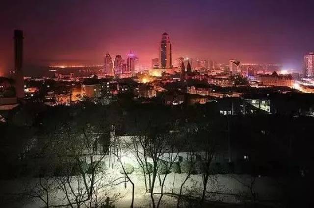 青岛的城市坐标点就设在观象山上,这里曾被认为是青岛观赏夜景最好的