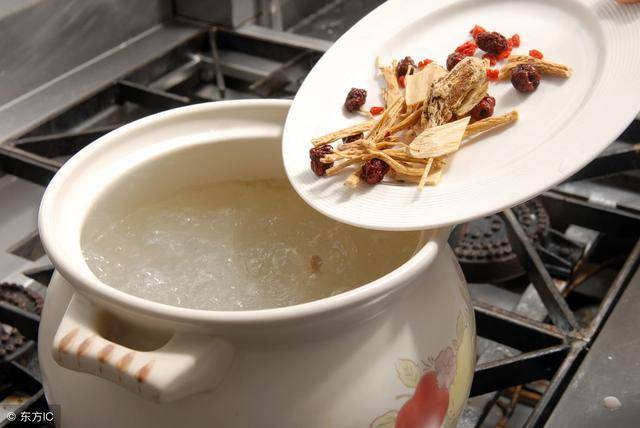 汤,由人参,白术,茯苓,甘草组成,演变出很多实用的方剂,比如参苓白术丸