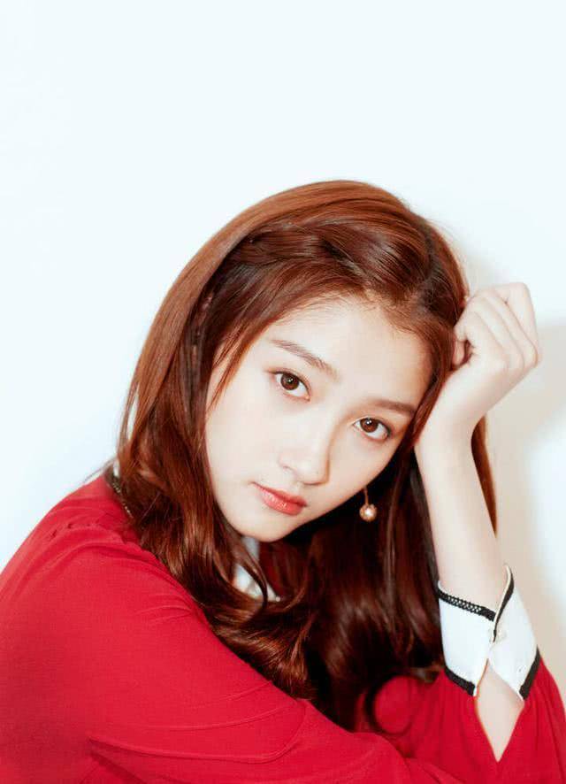 关晓彤甜美编发似初恋, 黑色睡衣精致少女, 演绎不一样的性感!